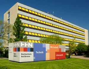 Hauptgebäude der Hochschule Heilbronn mit Knowcube